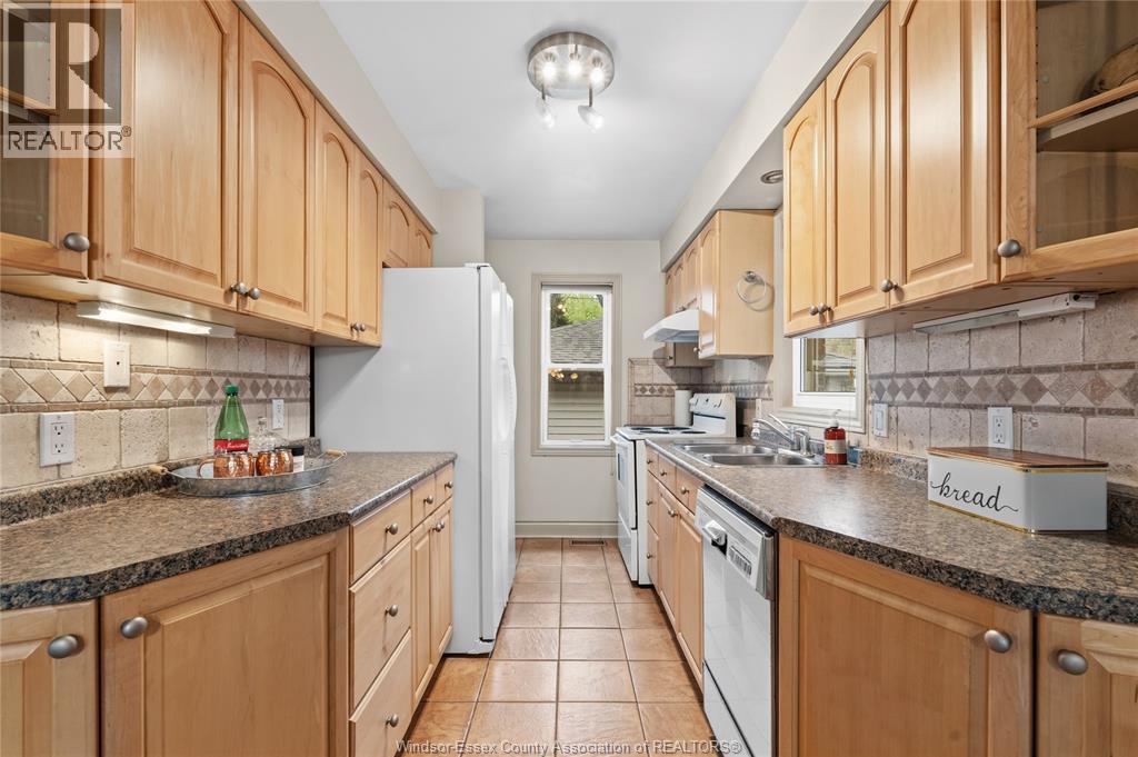 2940 Randolph Avenue, Windsor, ON - Indoor Photo Showing Kitchen With Double Sink