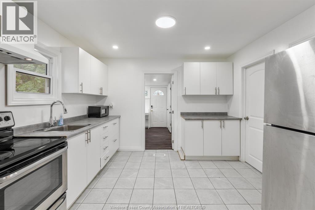 375 Bridge, Windsor, ON - Indoor Photo Showing Kitchen