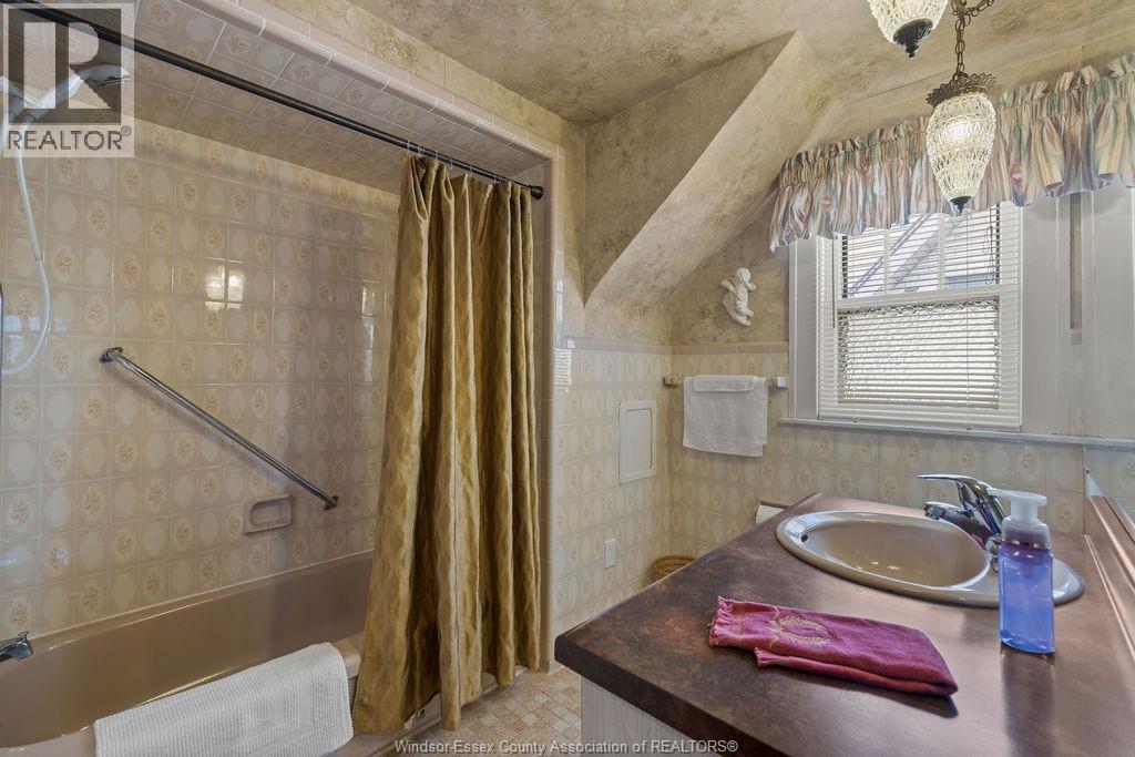 2333 Chilver, Windsor, ON - Indoor Photo Showing Bathroom