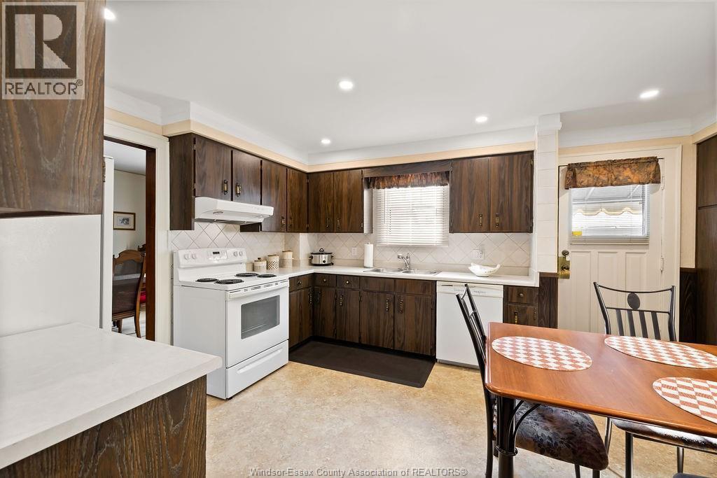 2333 Chilver, Windsor, ON - Indoor Photo Showing Kitchen