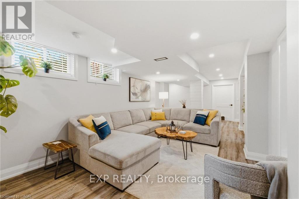 120 Elgin Crescent, Waterloo, ON - Indoor Photo Showing Living Room