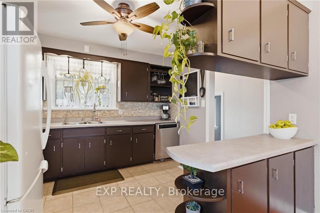 120 Elgin Crescent, Waterloo, ON - Indoor Photo Showing Kitchen
