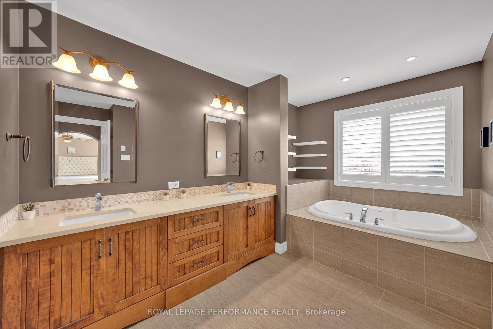 590 Kochar Drive, Ottawa, ON - Indoor Photo Showing Bathroom