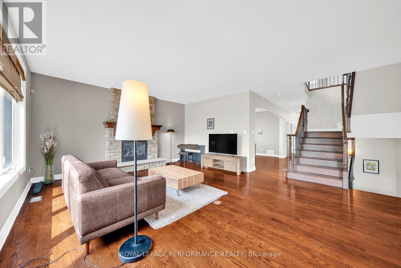 590 Kochar Drive, Ottawa, ON - Indoor Photo Showing Living Room
