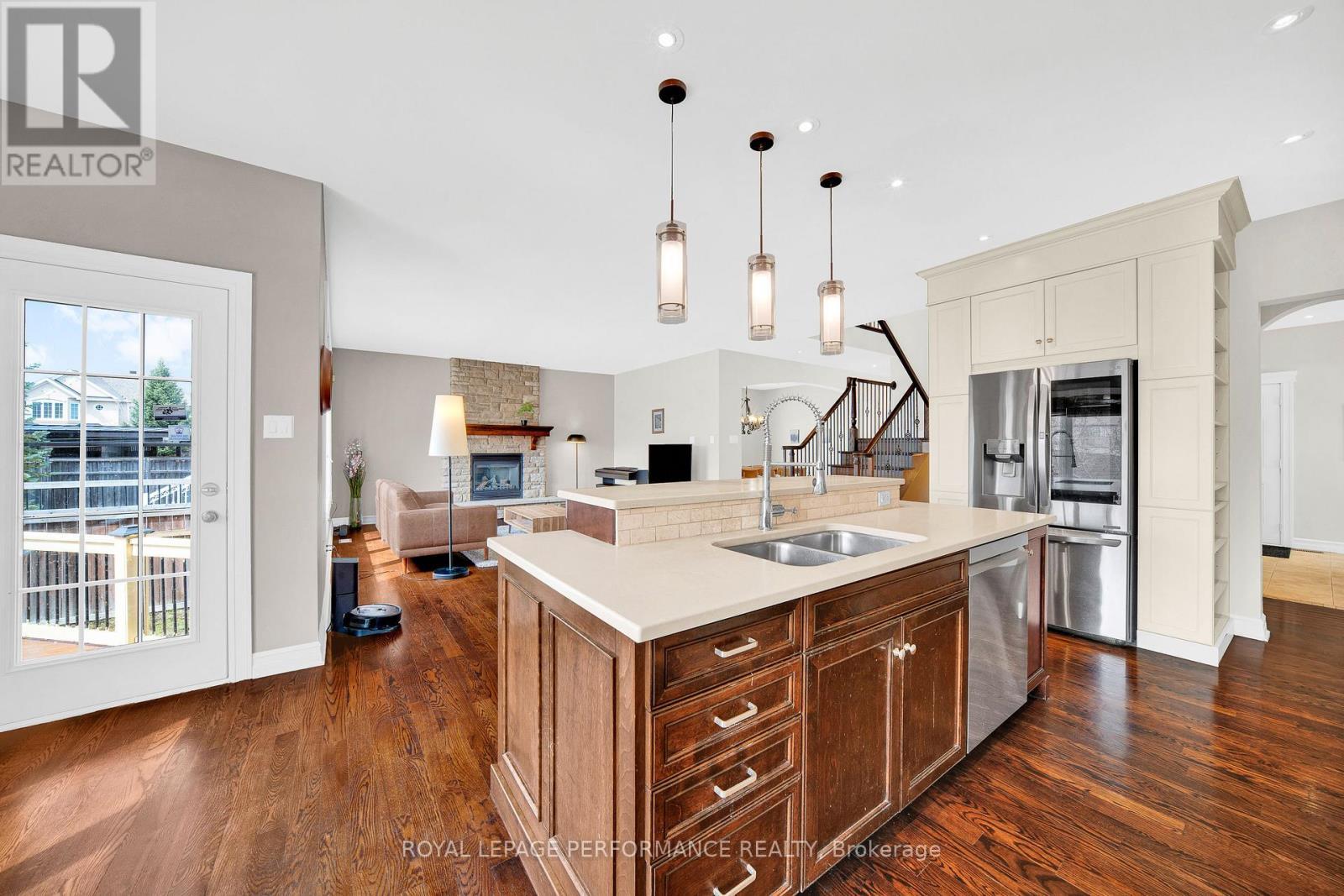590 Kochar Drive, Ottawa, ON - Indoor Photo Showing Kitchen With Double Sink With Upgraded Kitchen