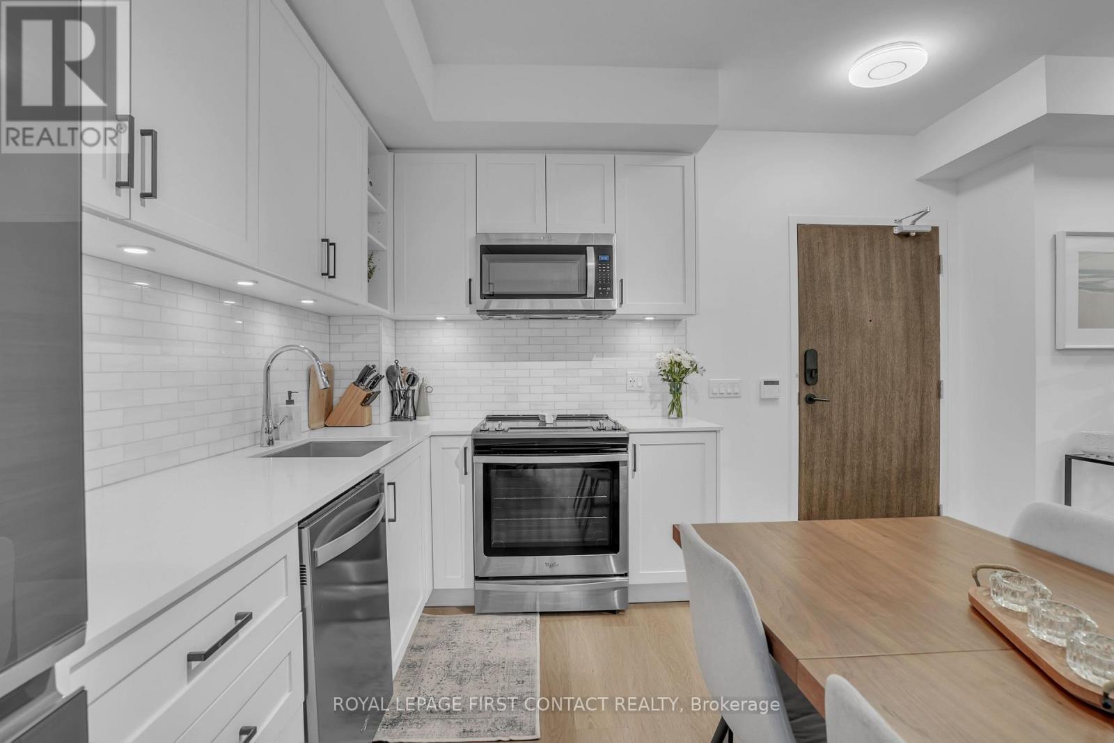 407 - 100 Eagle Rock Way, Vaughan, ON - Indoor Photo Showing Kitchen With Upgraded Kitchen