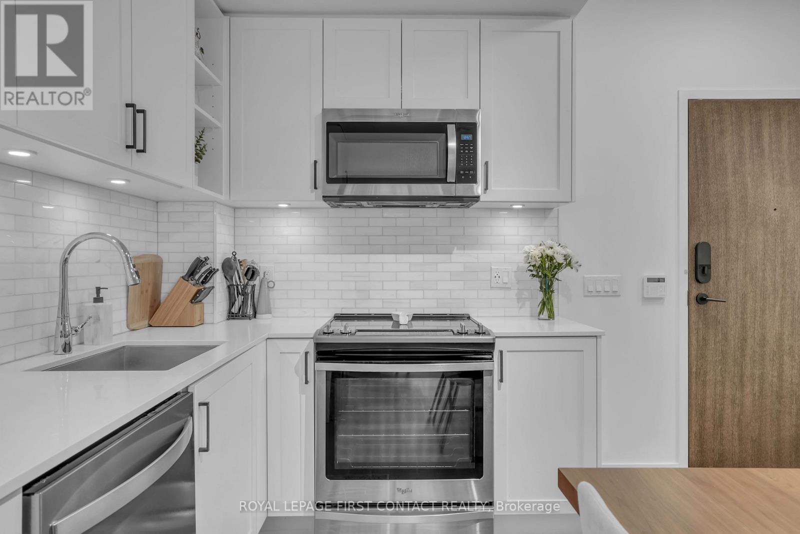 407 - 100 Eagle Rock Way, Vaughan, ON - Indoor Photo Showing Kitchen With Upgraded Kitchen