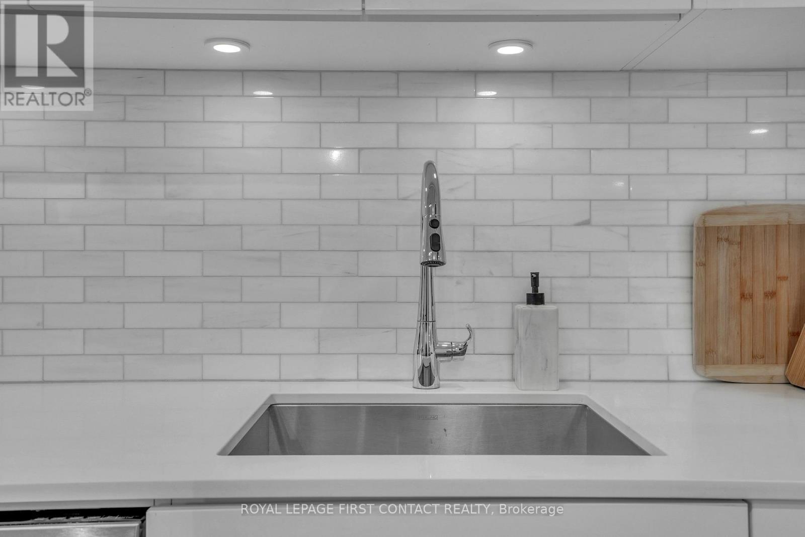 407 - 100 Eagle Rock Way, Vaughan, ON - Indoor Photo Showing Kitchen
