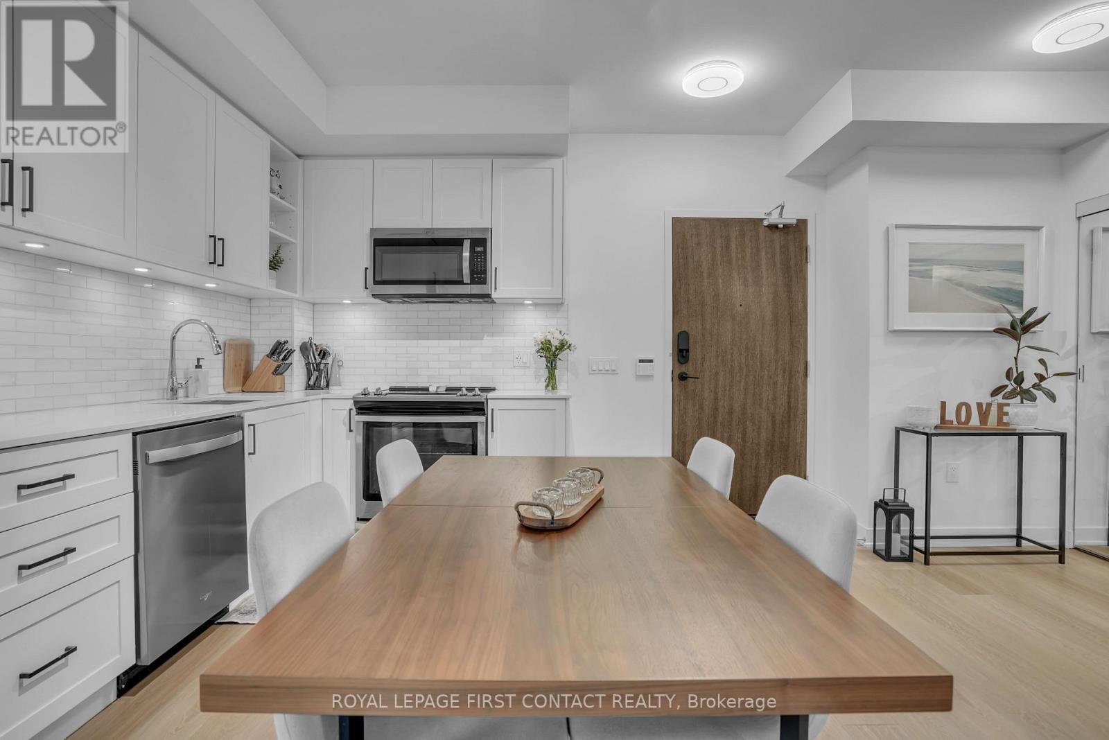 407 - 100 Eagle Rock Way, Vaughan, ON - Indoor Photo Showing Kitchen With Upgraded Kitchen