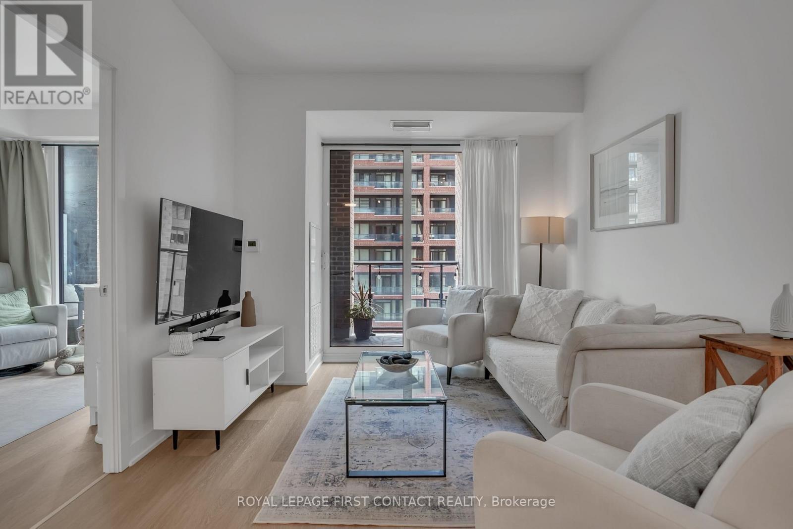 407 - 100 Eagle Rock Way, Vaughan, ON - Indoor Photo Showing Living Room