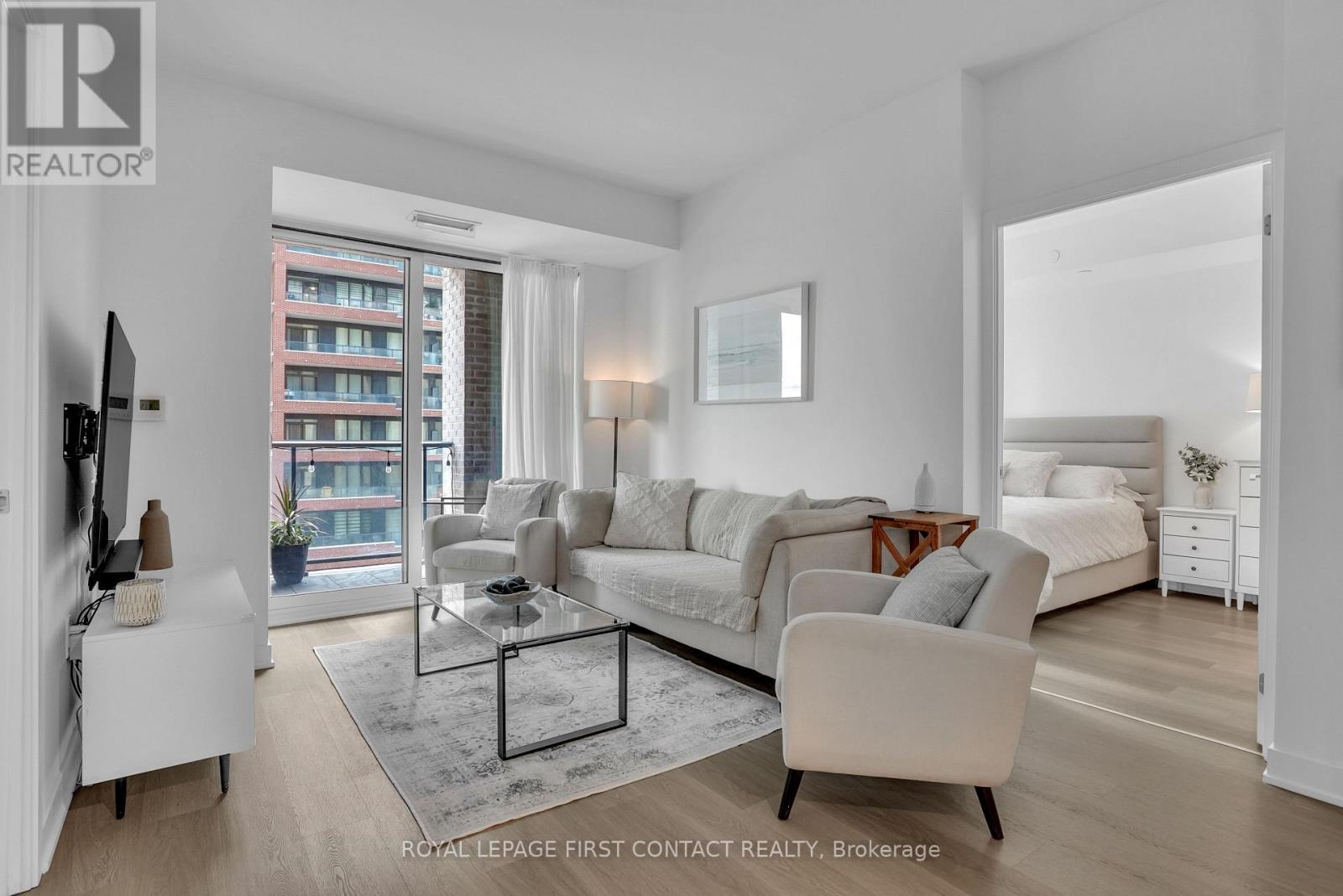 407 - 100 Eagle Rock Way, Vaughan, ON - Indoor Photo Showing Living Room