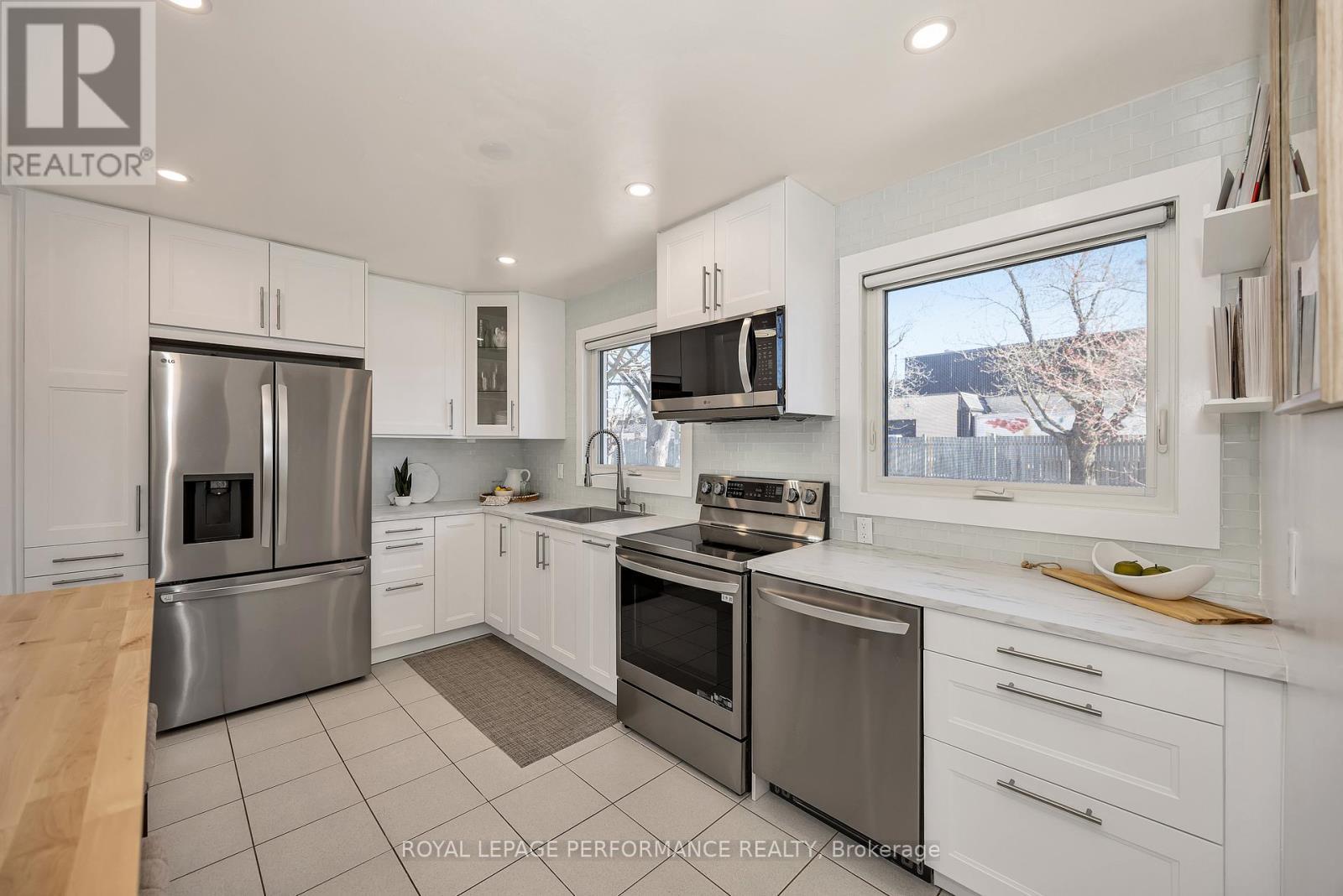 1960 Othello Avenue, Ottawa, ON - Indoor Photo Showing Kitchen With Upgraded Kitchen