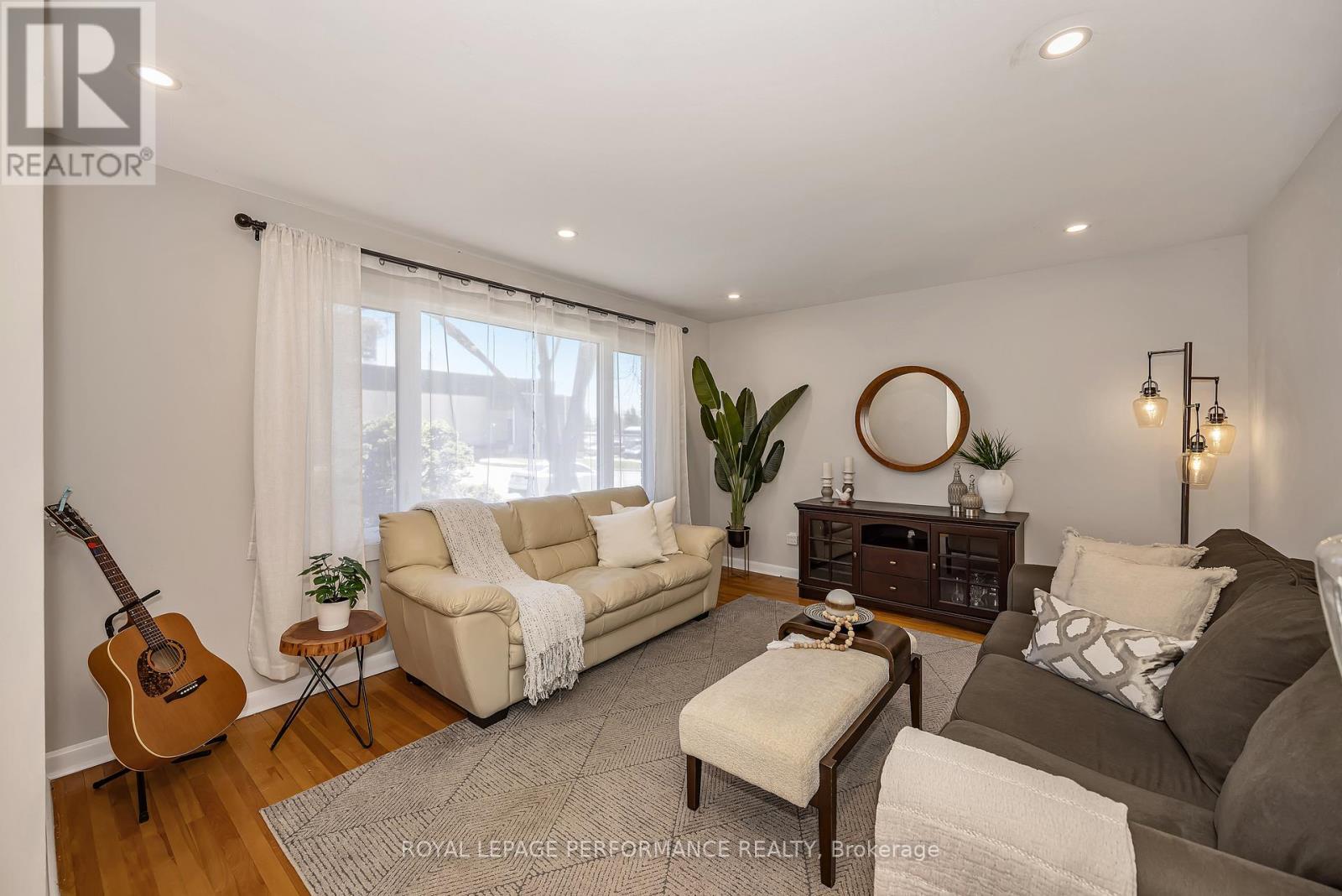 1960 Othello Avenue, Ottawa, ON - Indoor Photo Showing Living Room