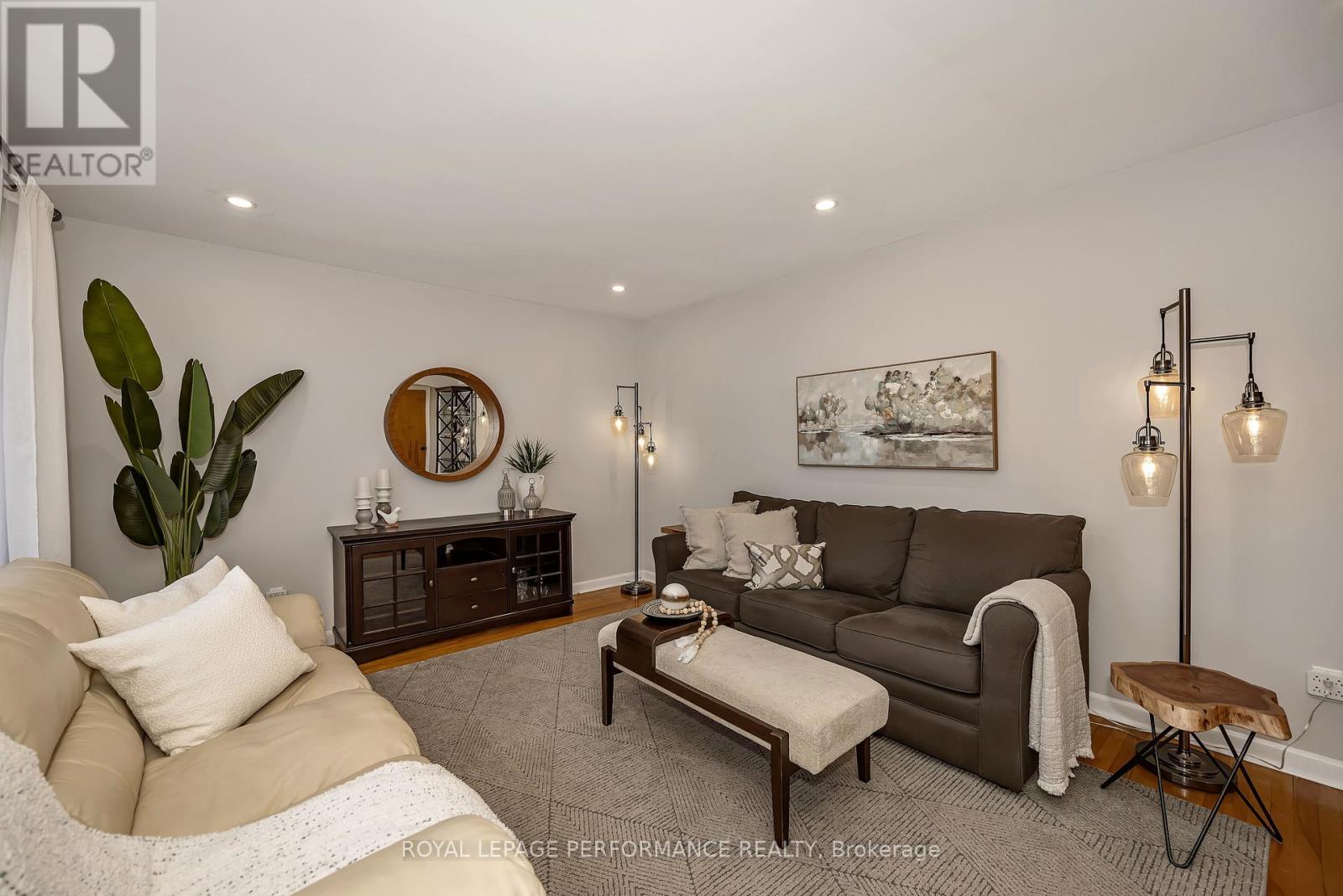 1960 Othello Avenue, Ottawa, ON - Indoor Photo Showing Living Room
