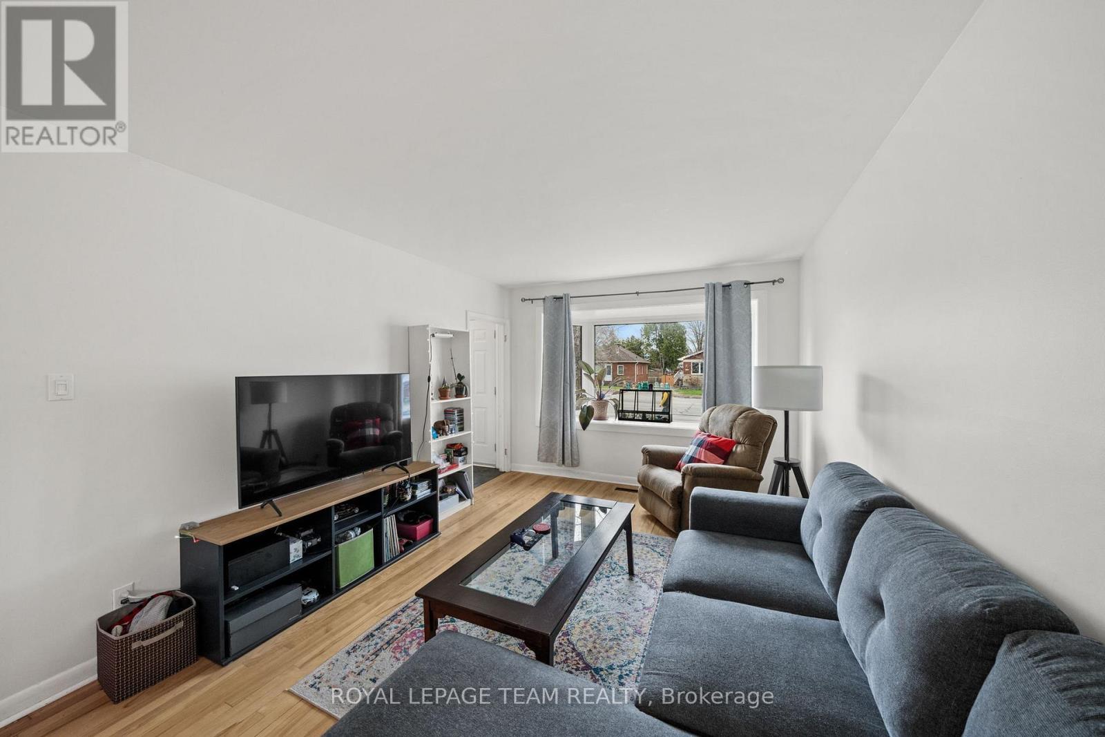 873 Smyth Road, Ottawa, ON - Indoor Photo Showing Living Room