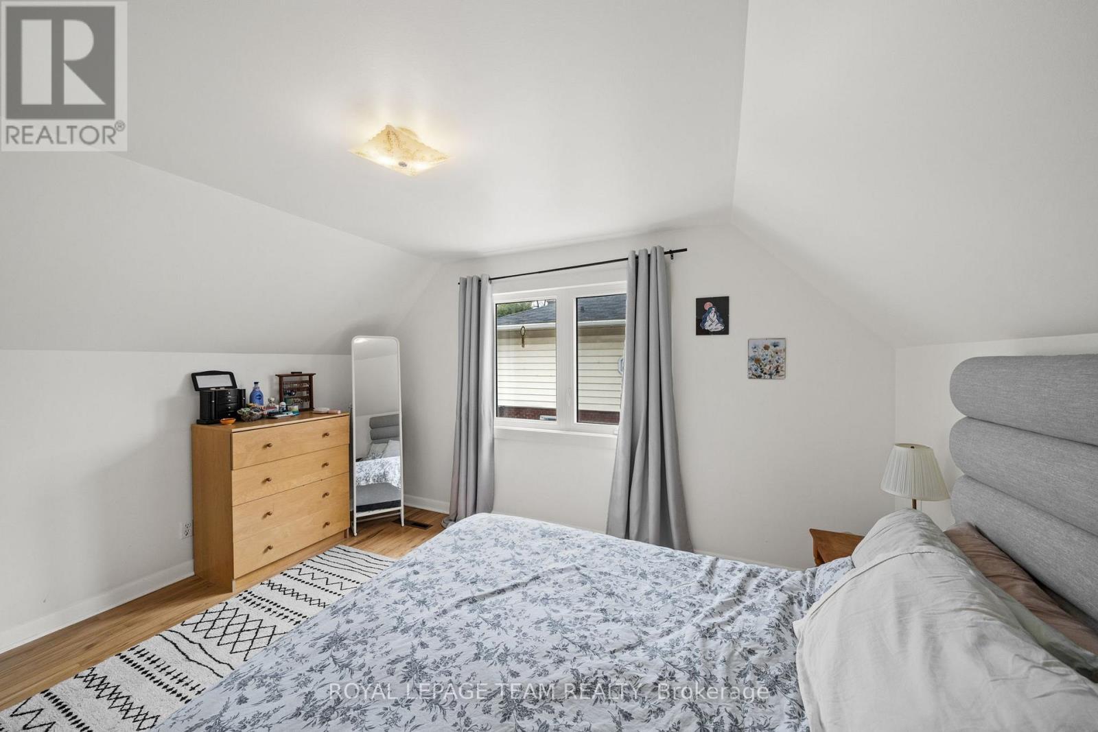 873 Smyth Road, Ottawa, ON - Indoor Photo Showing Bedroom