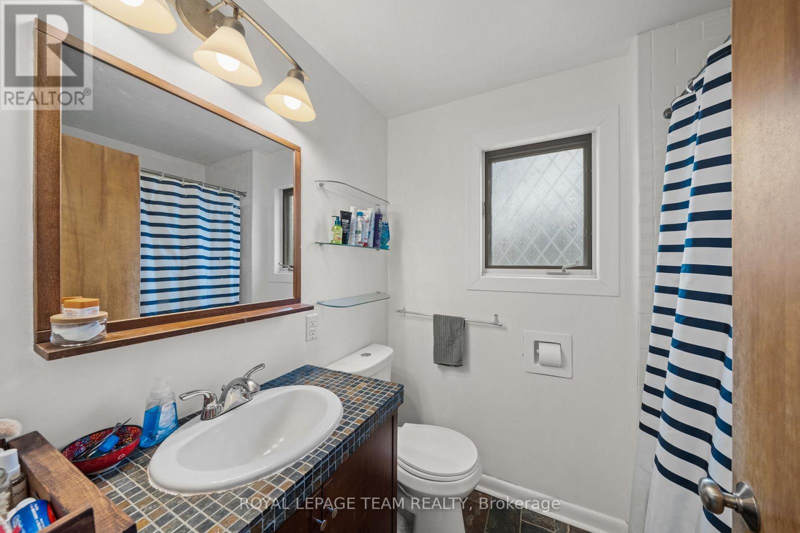 Bathroom on the 2nd floor - 873 Smyth Road, Ottawa, ON - Indoor Photo Showing Bathroom