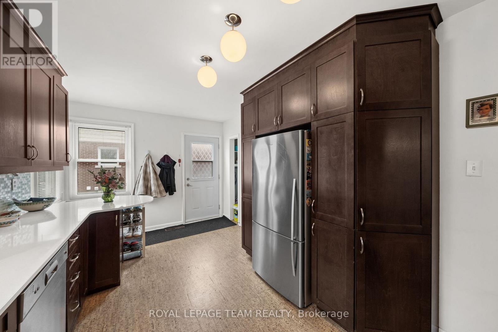 873 Smyth Road, Ottawa, ON - Indoor Photo Showing Kitchen
