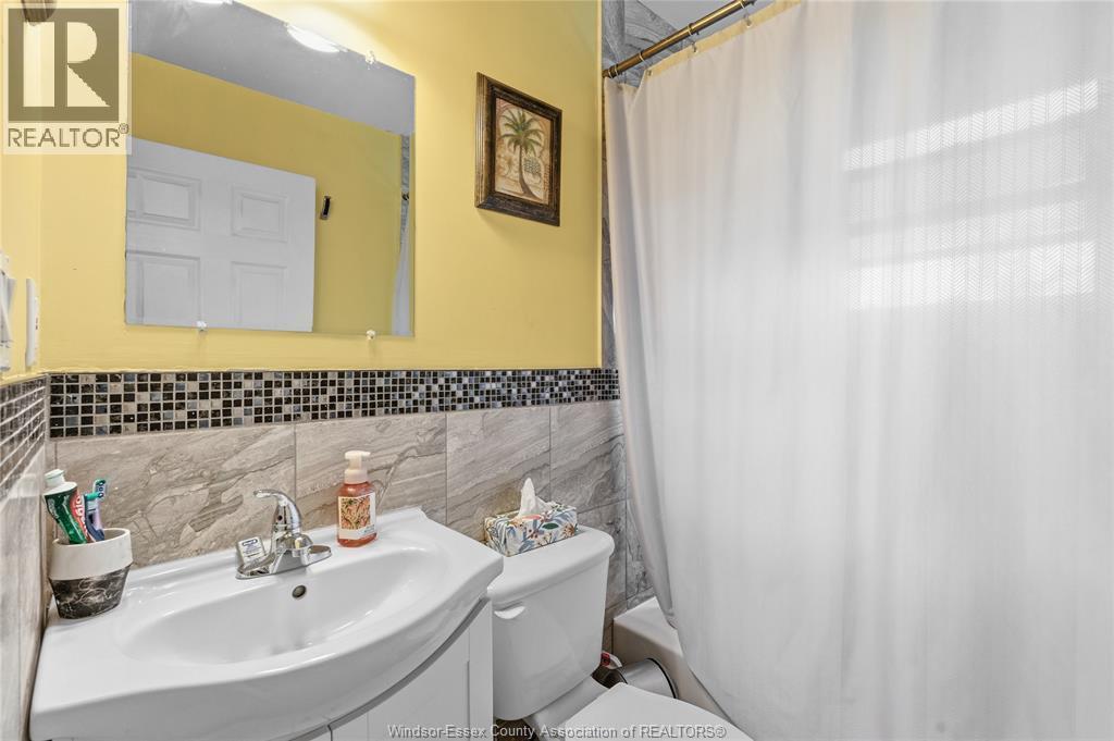 3406 Turner, Windsor, ON - Indoor Photo Showing Bathroom