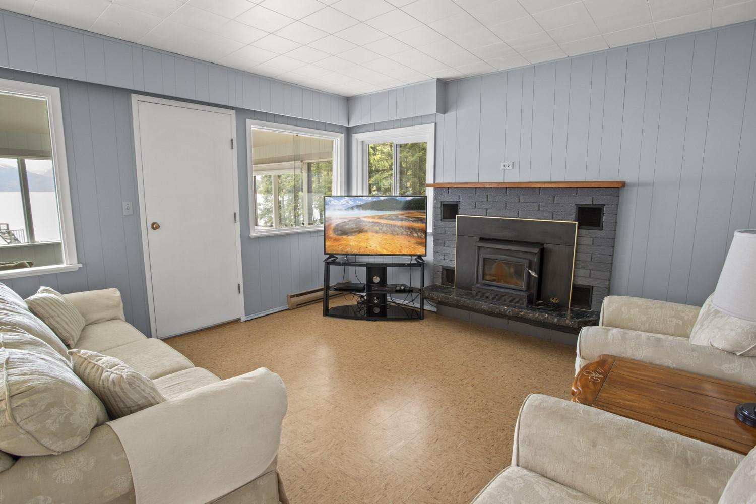 13515 3A Highway, Boswell, BC - Indoor Photo Showing Living Room With Fireplace