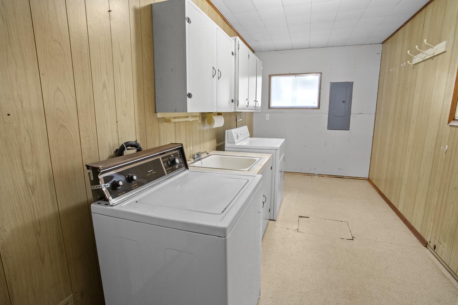 13515 3A Highway, Boswell, BC - Indoor Photo Showing Laundry Room