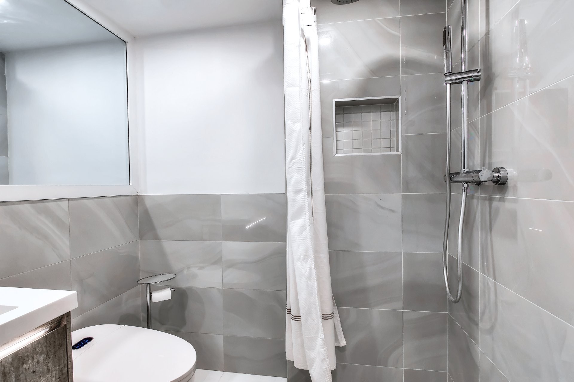 Bathroom - 6794 Ch. Louis-Pasteur, Côte-Saint-Luc, QC - Indoor Photo Showing Bathroom