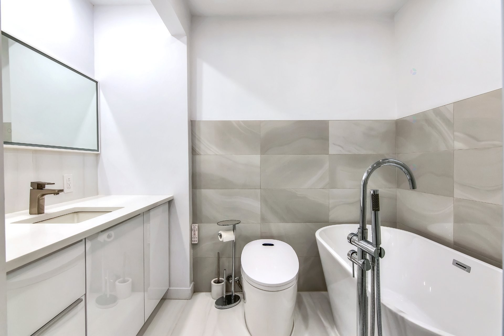 Bathroom - 6794 Ch. Louis-Pasteur, Côte-Saint-Luc, QC - Indoor Photo Showing Bathroom