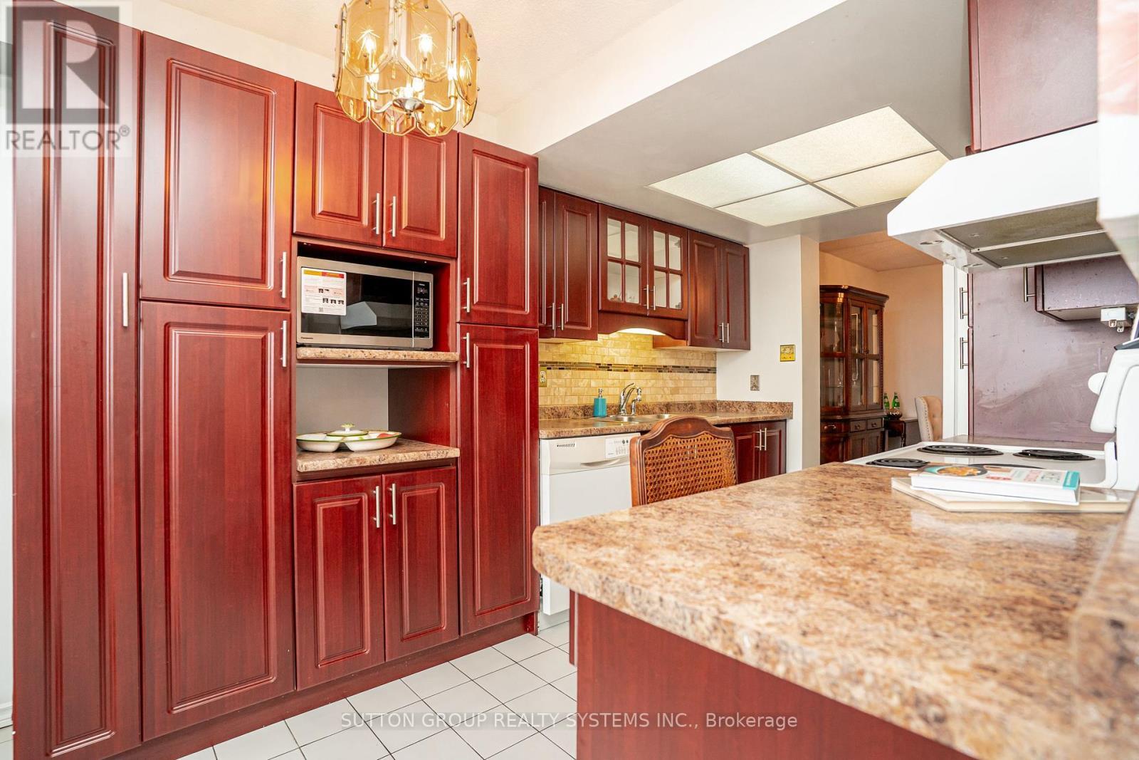 802 - 20 Cherrytree Drive, Brampton, ON - Indoor Photo Showing Kitchen