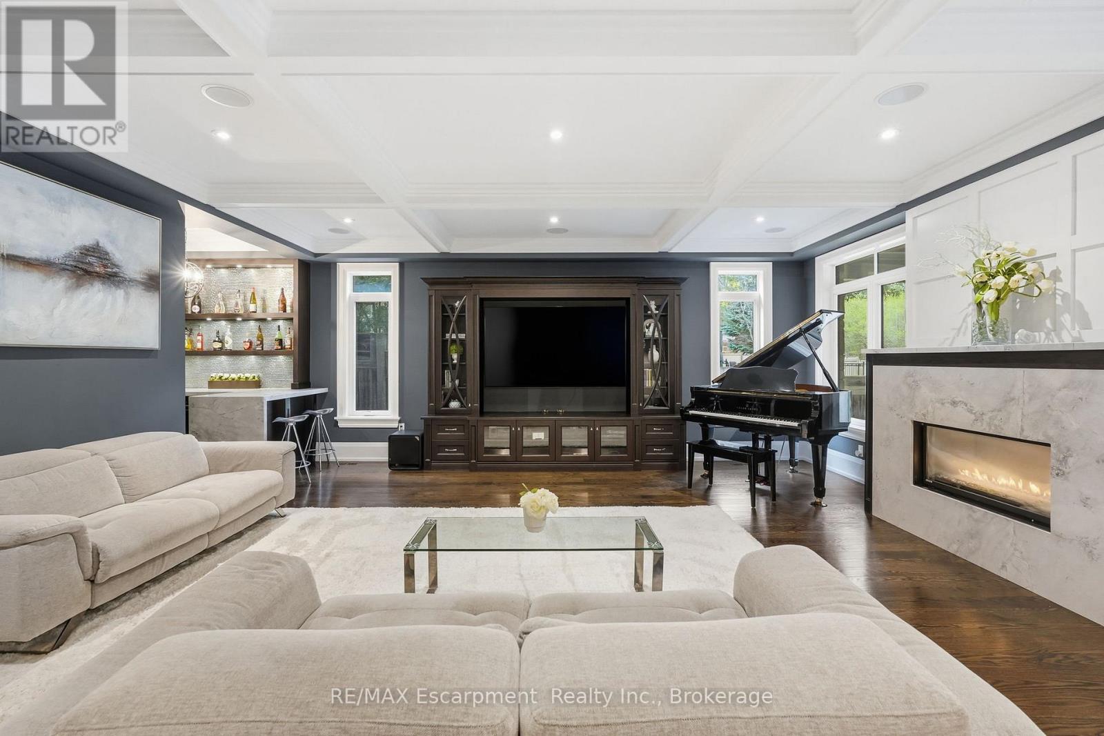 4180 Lakeshore Road, Burlington (Shoreacres), ON - Indoor Photo Showing Living Room With Fireplace