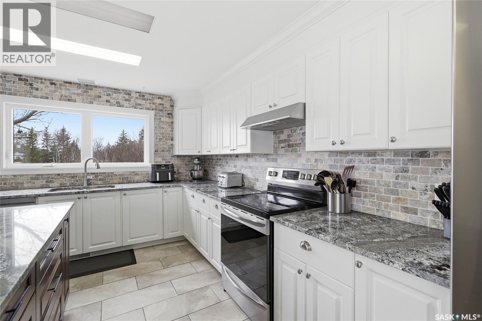 404 Dalgliesh Drive, Regina, SK - Indoor Photo Showing Kitchen With Upgraded Kitchen