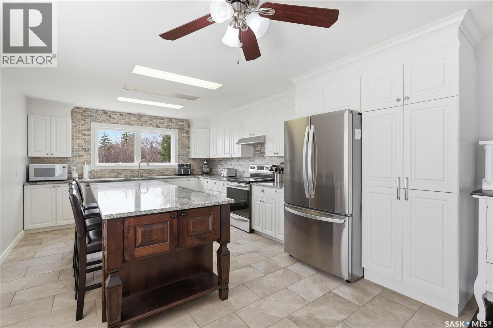 404 Dalgliesh Drive, Regina, SK - Indoor Photo Showing Kitchen With Upgraded Kitchen