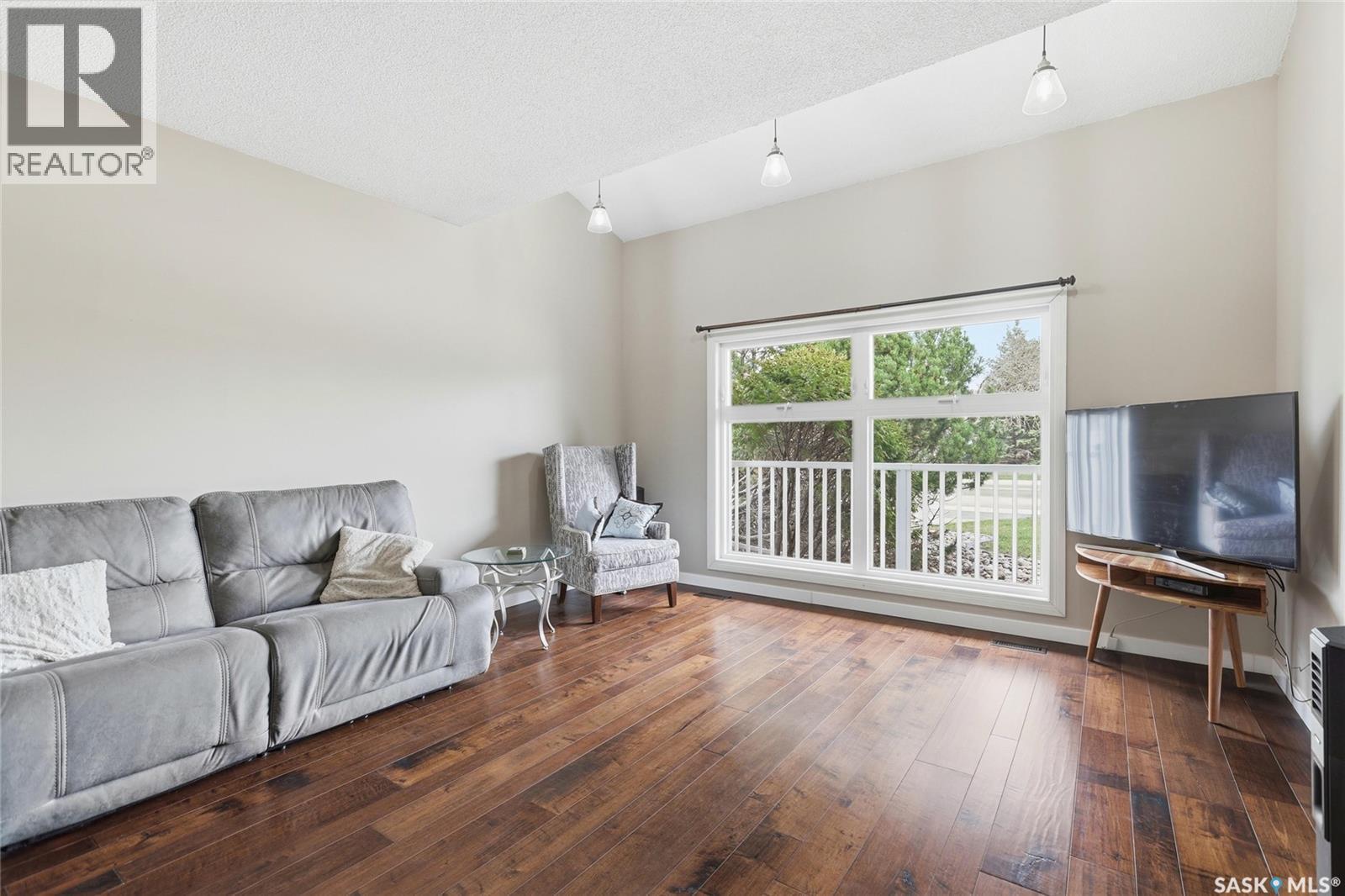 404 Dalgliesh Drive, Regina, SK - Indoor Photo Showing Living Room