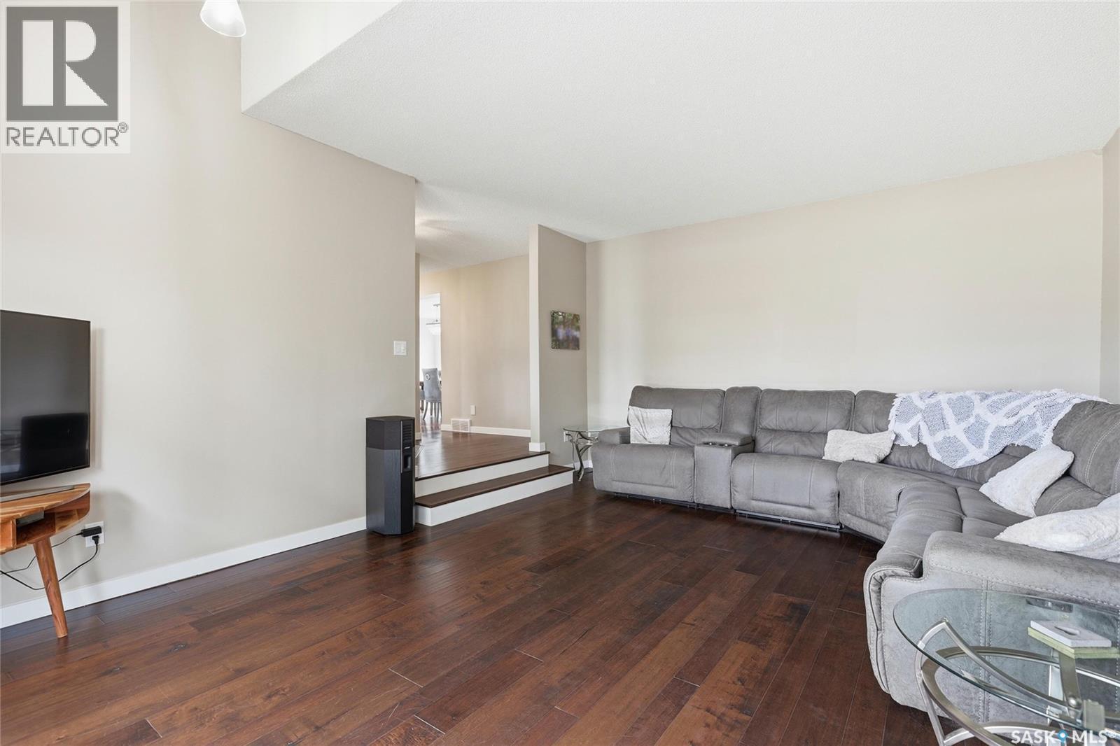 404 Dalgliesh Drive, Regina, SK - Indoor Photo Showing Living Room