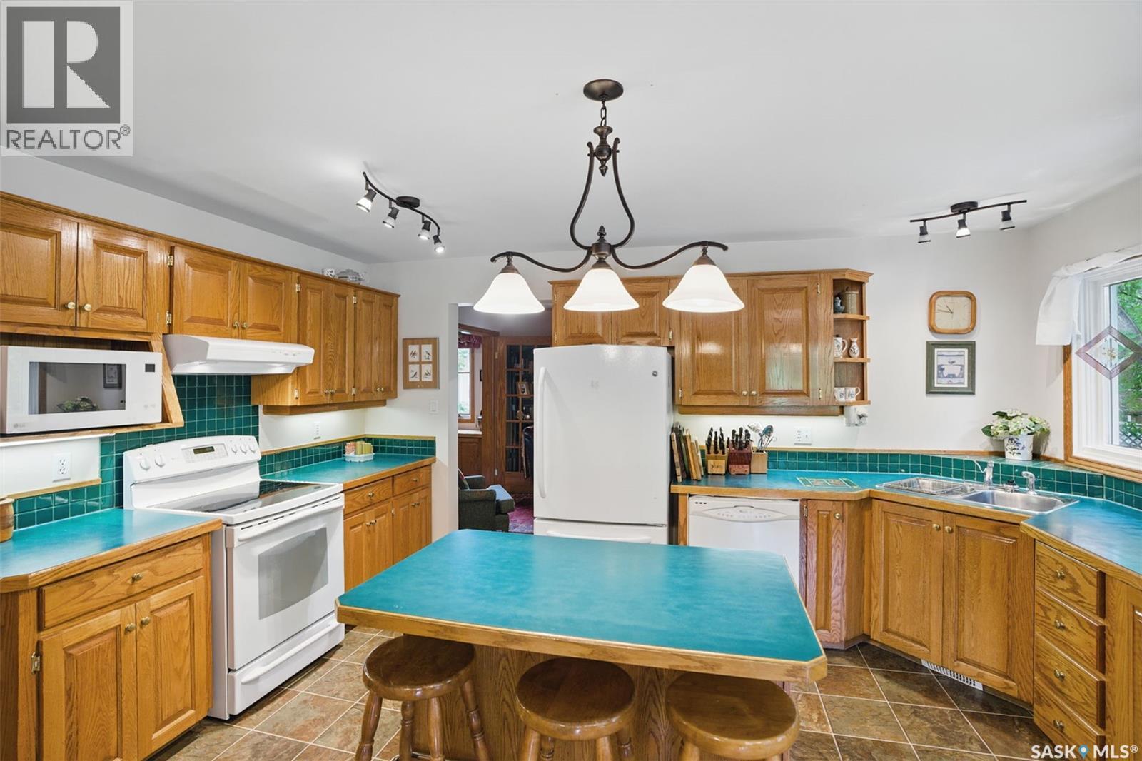 5052 7Th Street, Rosthern, SK - Indoor Photo Showing Kitchen With Double Sink