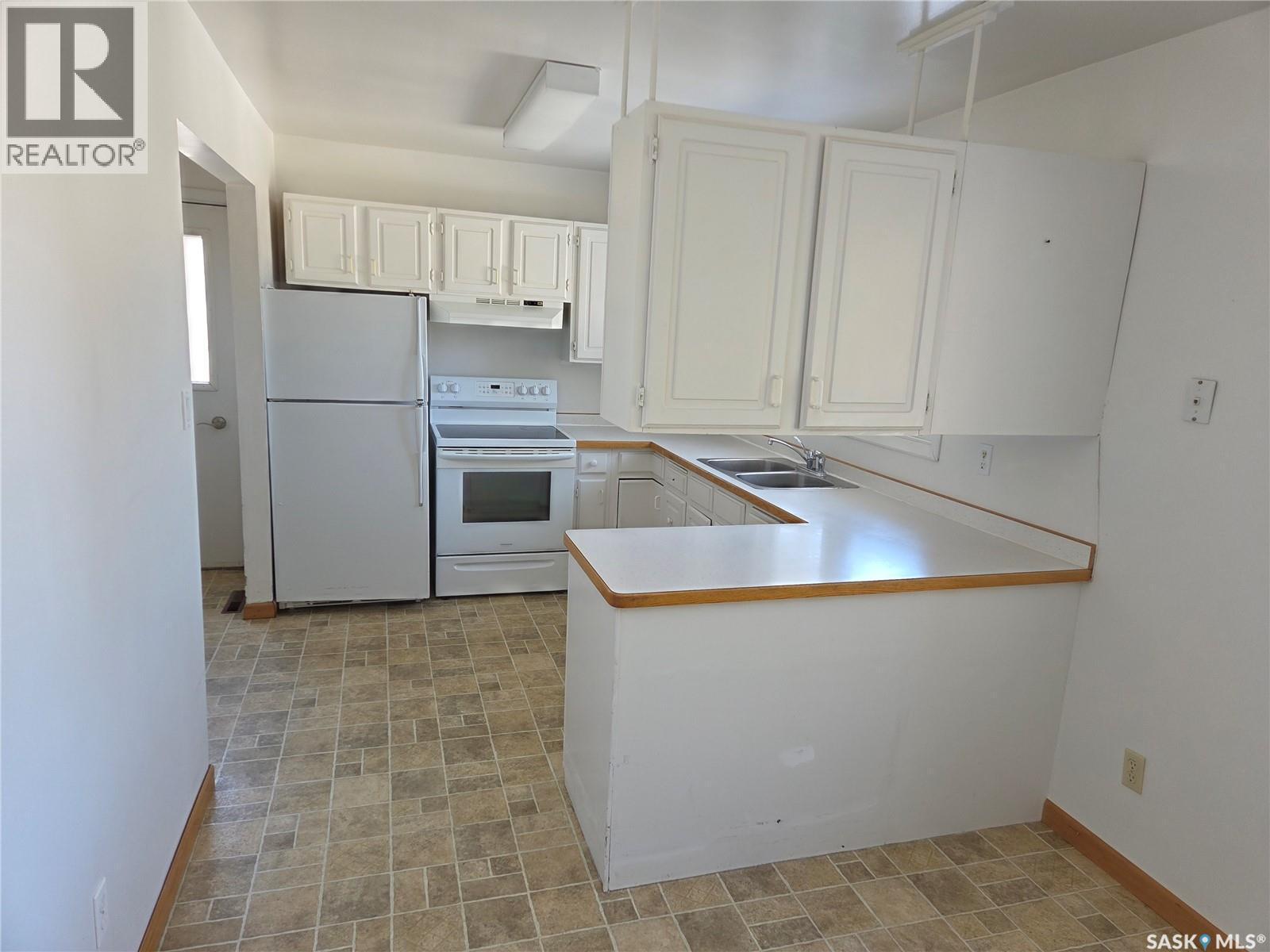 718 98Th Avenue, Tisdale, SK - Indoor Photo Showing Kitchen With Double Sink