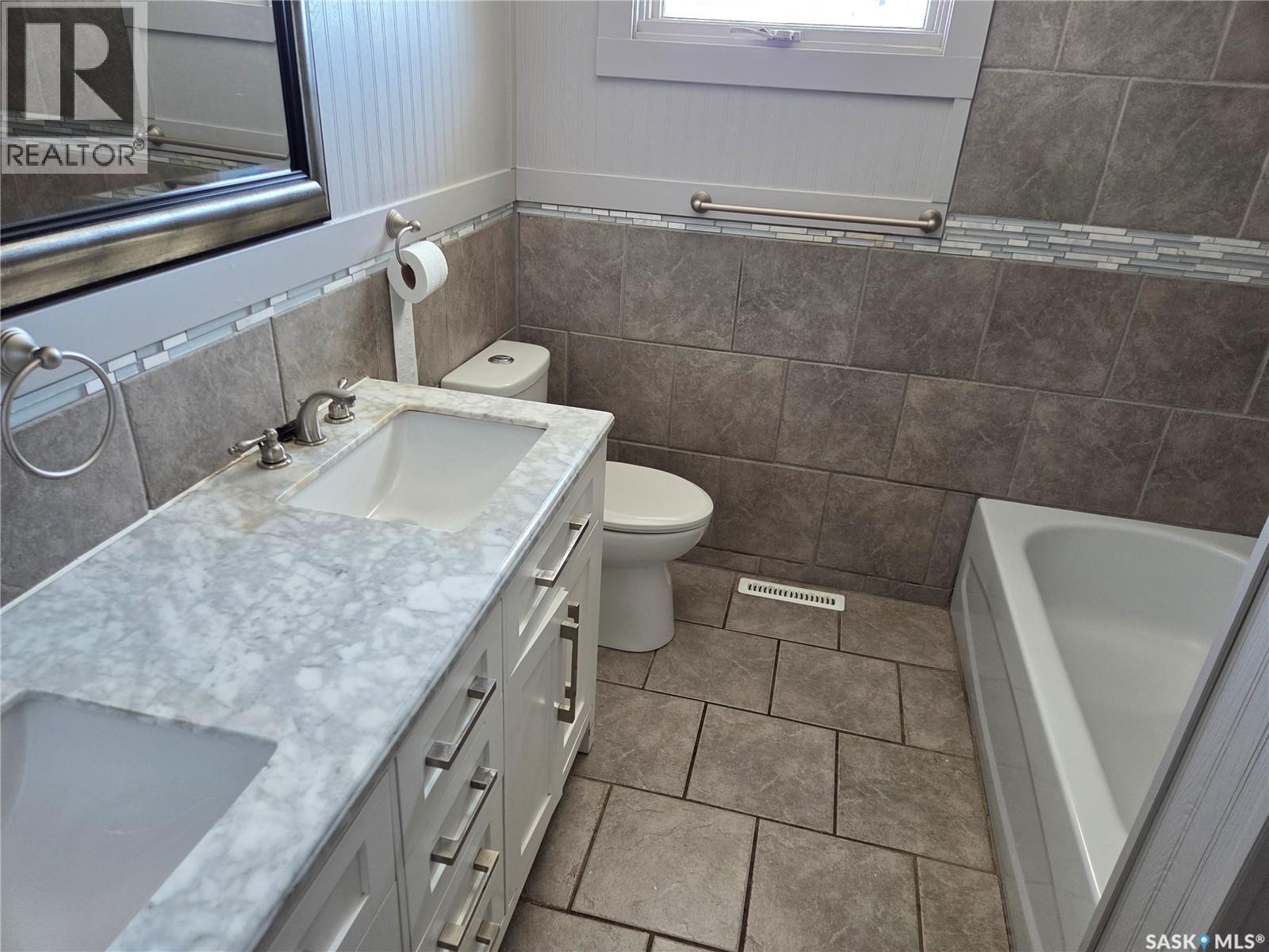 718 98Th Avenue, Tisdale, SK - Indoor Photo Showing Bathroom
