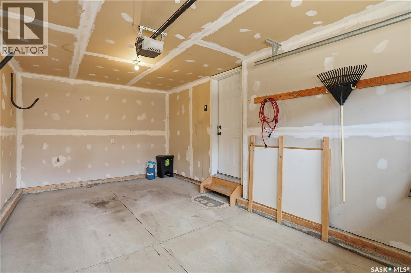 733 150 Langlois Way, Saskatoon, SK - Indoor Photo Showing Garage