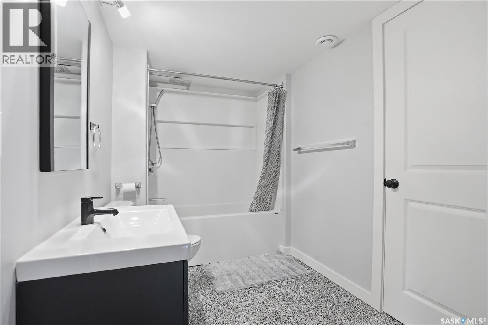 246 Aniskotaw Manor, Saskatoon, SK - Indoor Photo Showing Bathroom