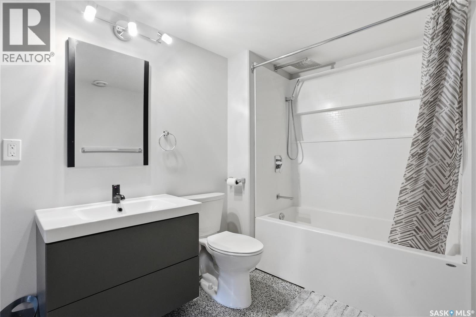 246 Aniskotaw Manor, Saskatoon, SK - Indoor Photo Showing Bathroom