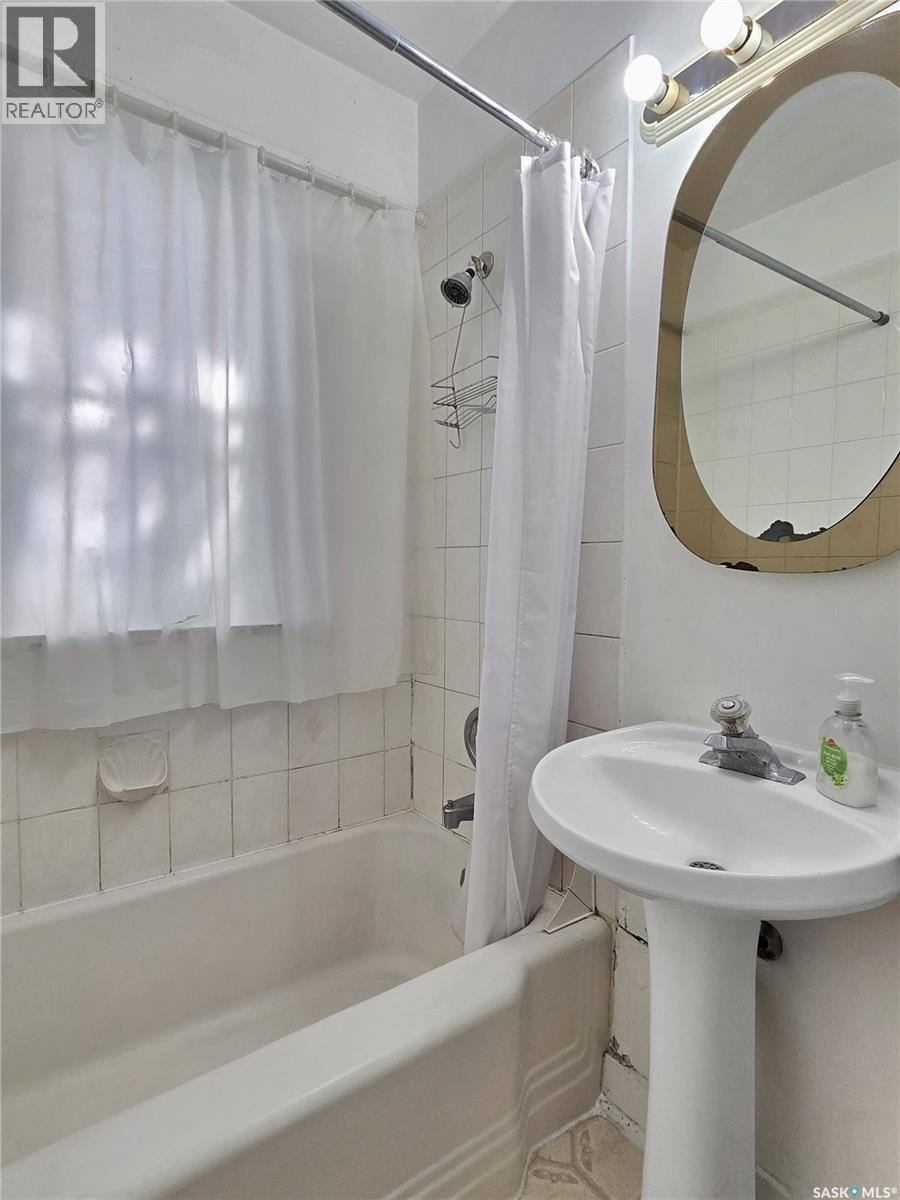 1328 Main Street, Saskatoon, SK - Indoor Photo Showing Bathroom
