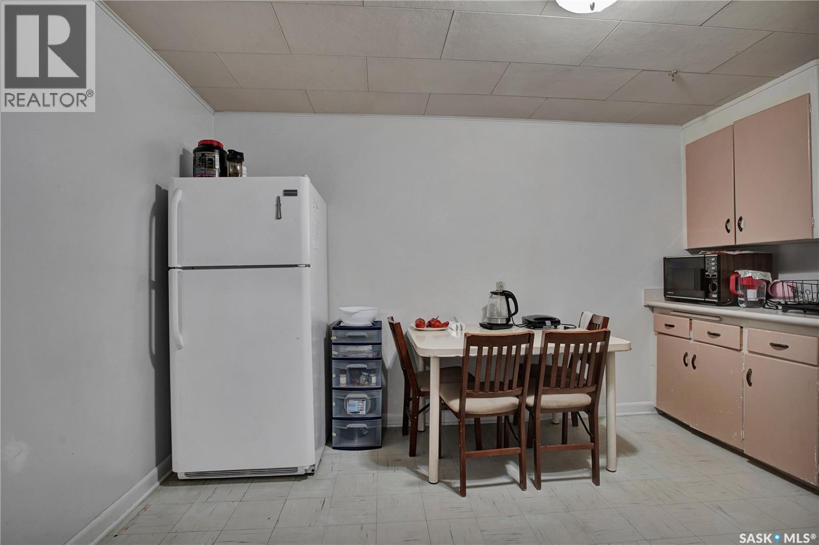 1328 Main Street, Saskatoon, SK - Indoor Photo Showing Kitchen