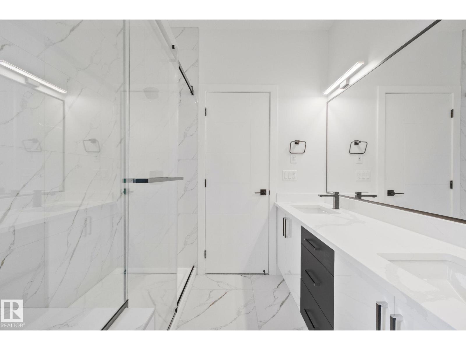 11036 128 St Nw, Edmonton, AB - Indoor