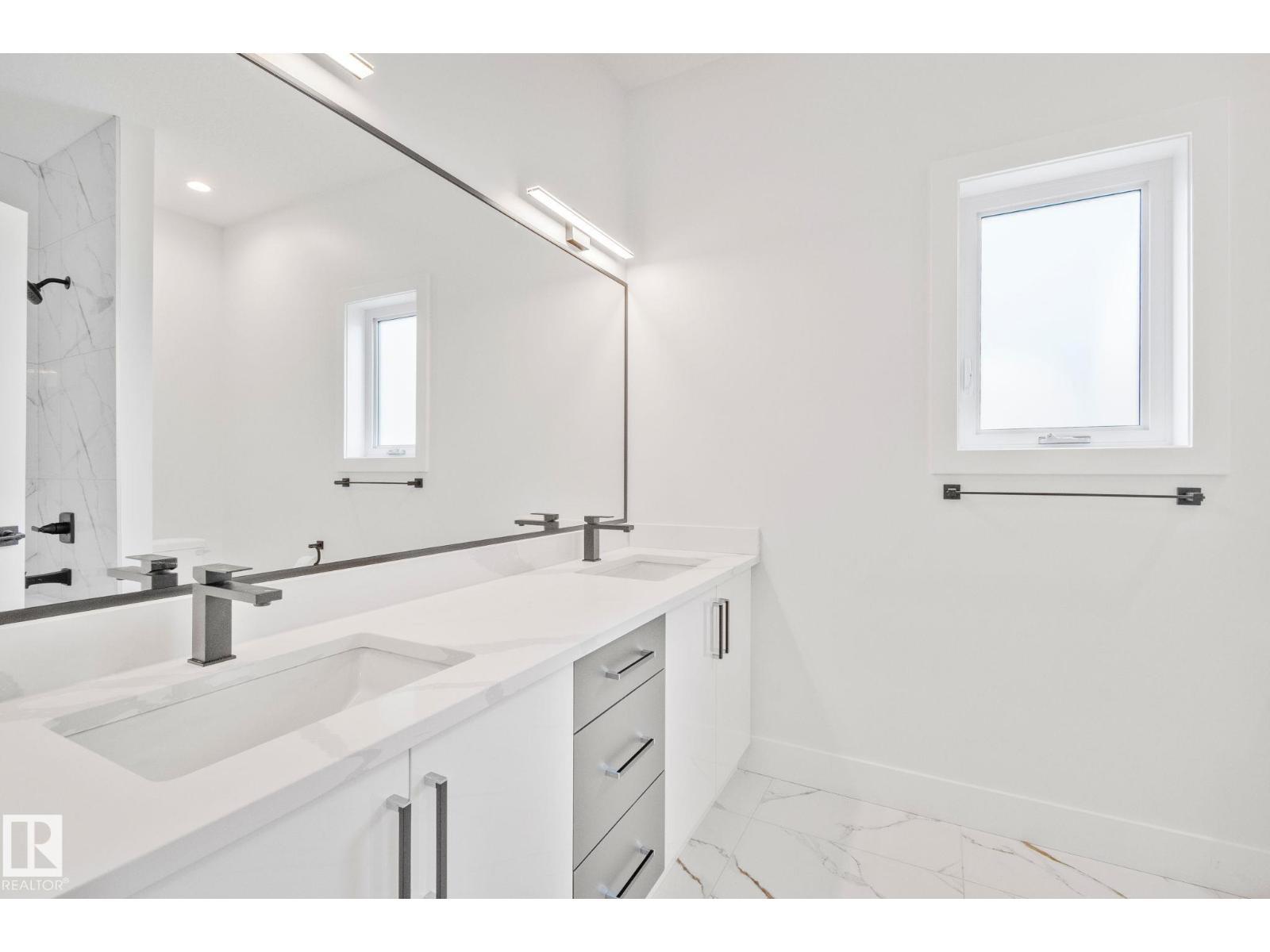 11036 128 St Nw, Edmonton, AB - Indoor Photo Showing Bathroom