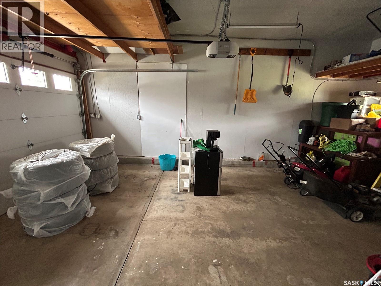 2007 Mayfair Bay, Estevan, SK - Indoor Photo Showing Garage