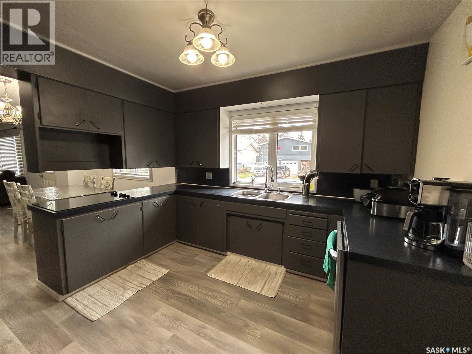 2007 Mayfair Bay, Estevan, SK - Indoor Photo Showing Kitchen With Double Sink