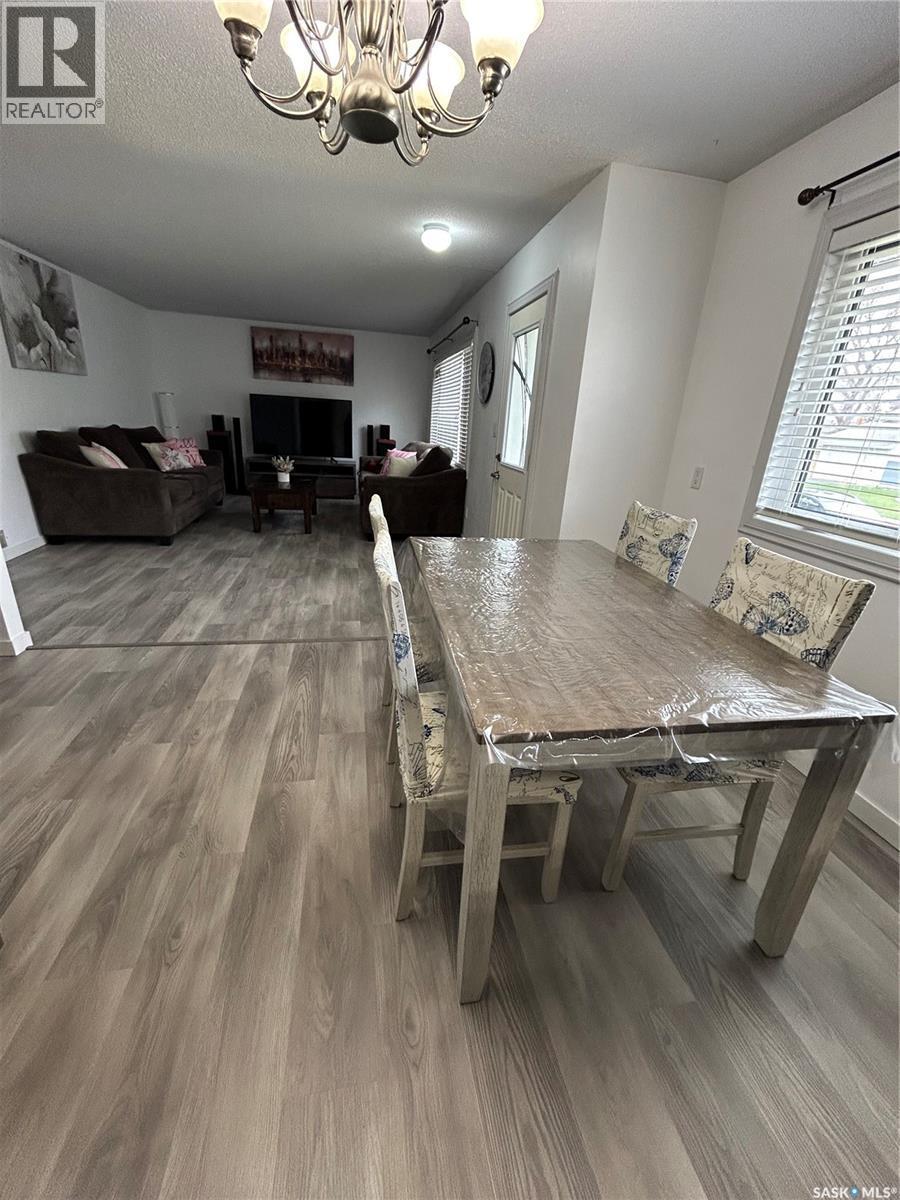 2007 Mayfair Bay, Estevan, SK - Indoor Photo Showing Dining Room