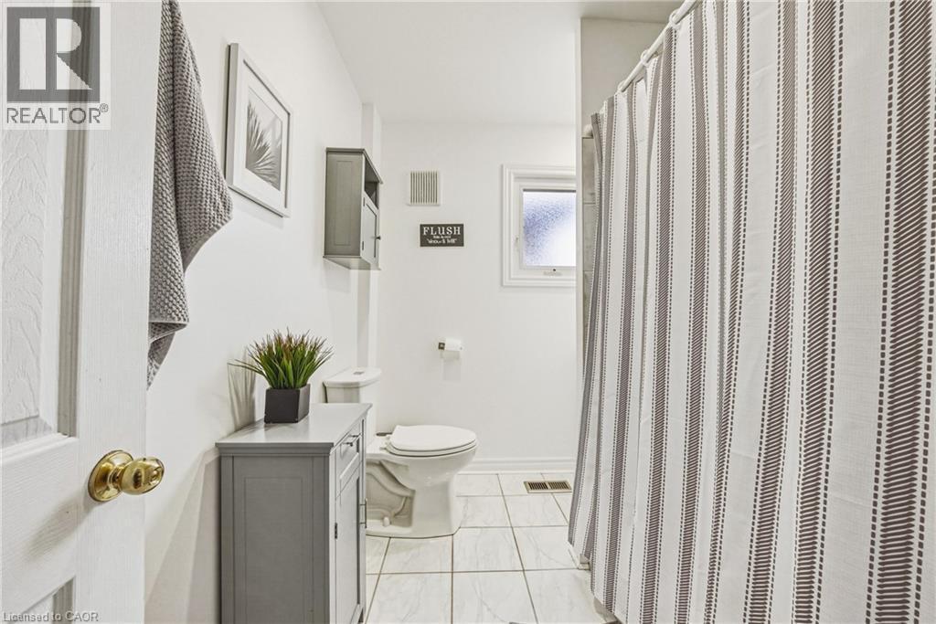 161 Ivon Avenue, Hamilton, ON - Indoor Photo Showing Bathroom