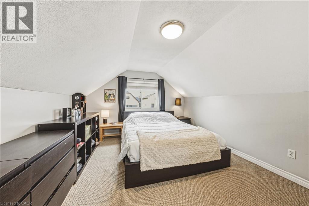 161 Ivon Avenue, Hamilton, ON - Indoor Photo Showing Bedroom