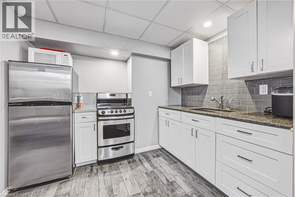 161 Ivon Avenue, Hamilton, ON - Indoor Photo Showing Kitchen