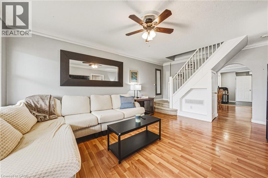 161 Ivon Avenue, Hamilton, ON - Indoor Photo Showing Living Room
